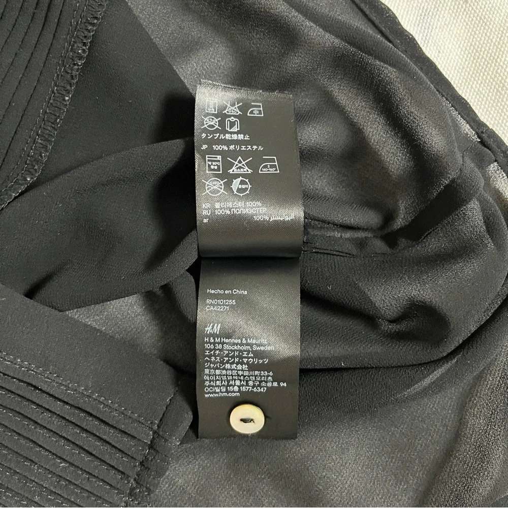 H&M Sheer Black Pleated Pintuck V-Neck Blouse - US Size 4 - Picture 12 of 12
